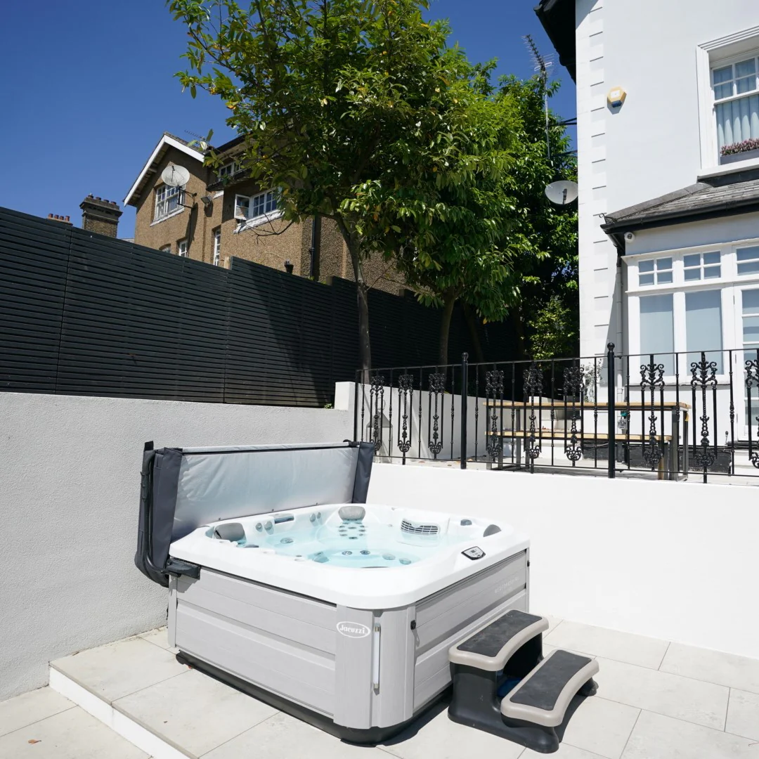 Jacuzzi® J335IP™ Hot Tub - Image 10