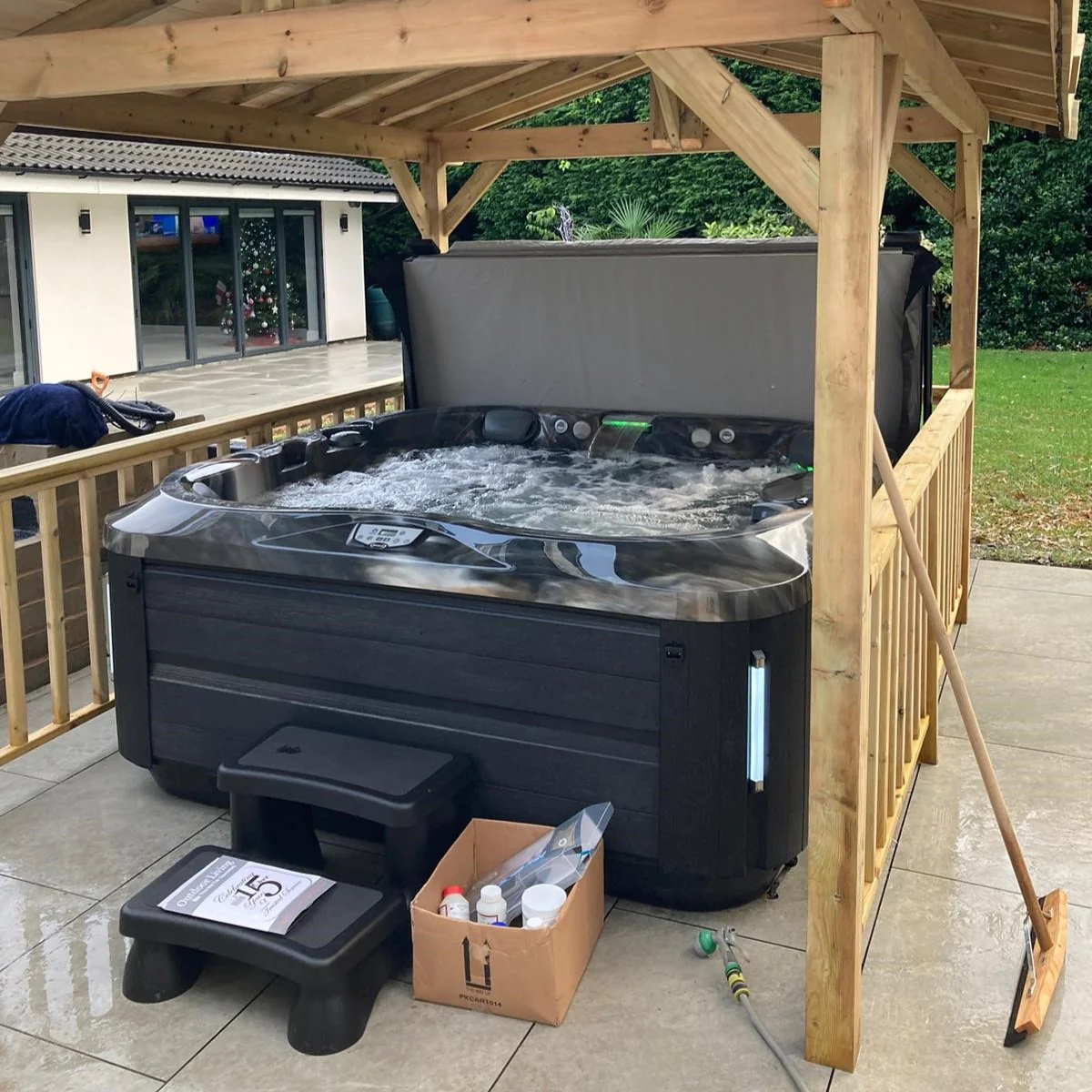 Jacuzzi® J335IP™ Hot Tub - Image 14