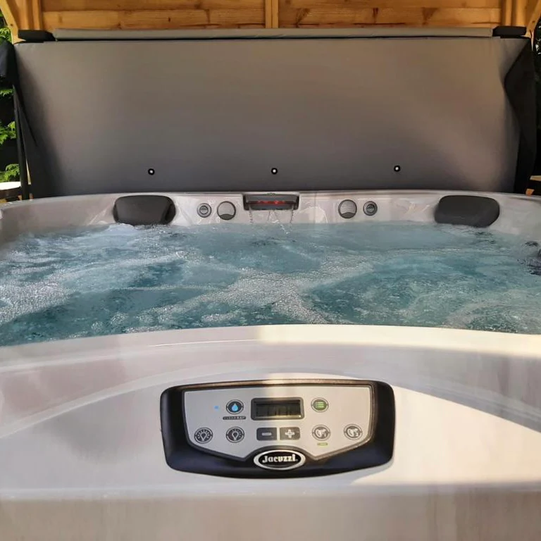 Jacuzzi® J335IP™ Hot Tub - Image 15