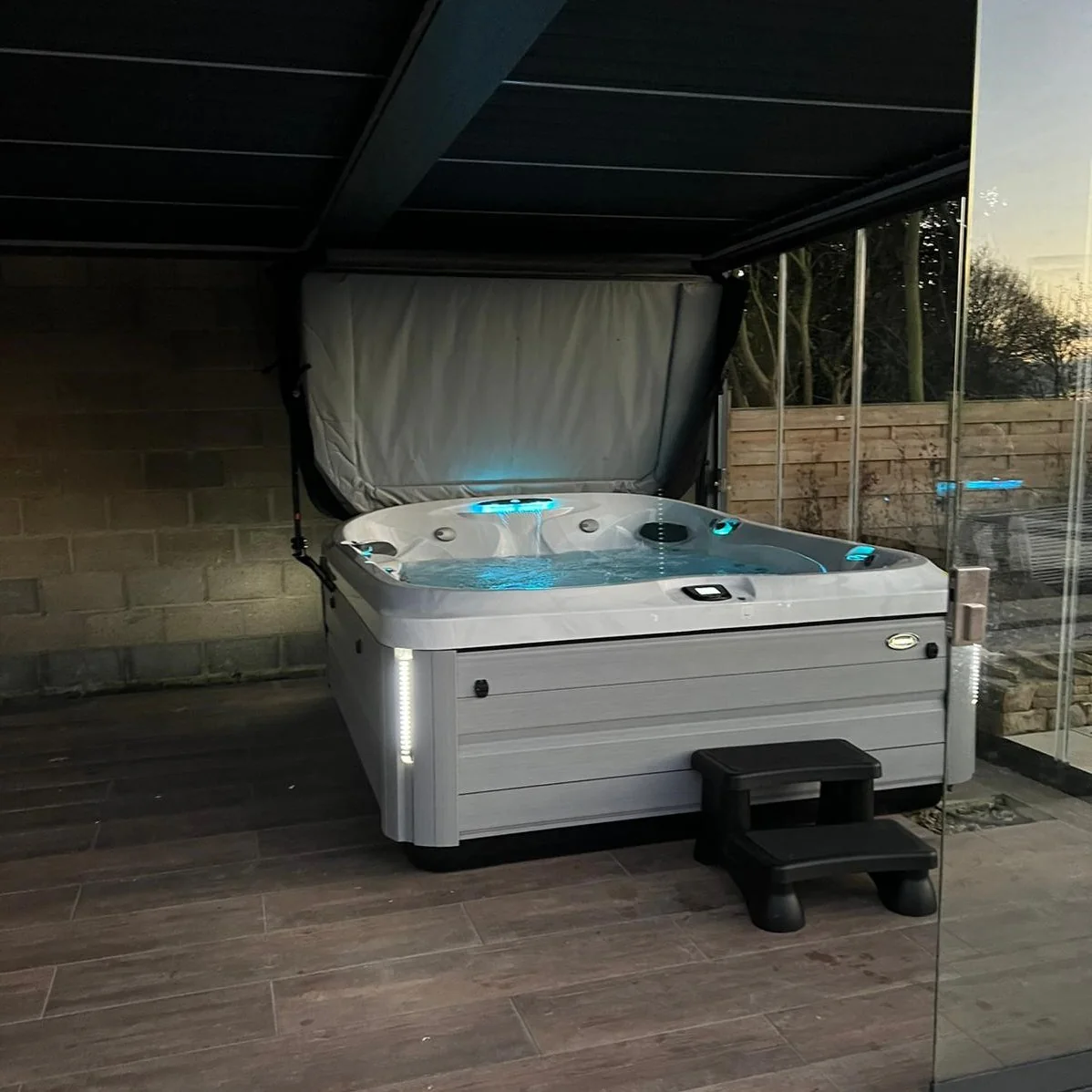 Jacuzzi® J495IP™ Hot Tub - Image 12