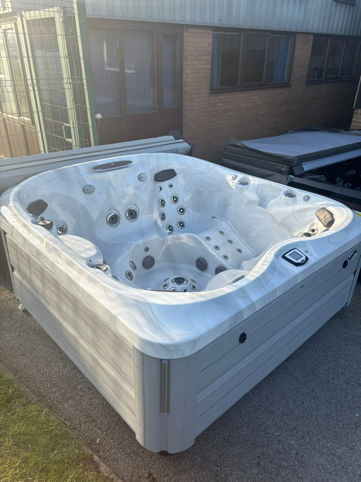 Jacuzzi® J475IP™ Hot Tub - Image 10