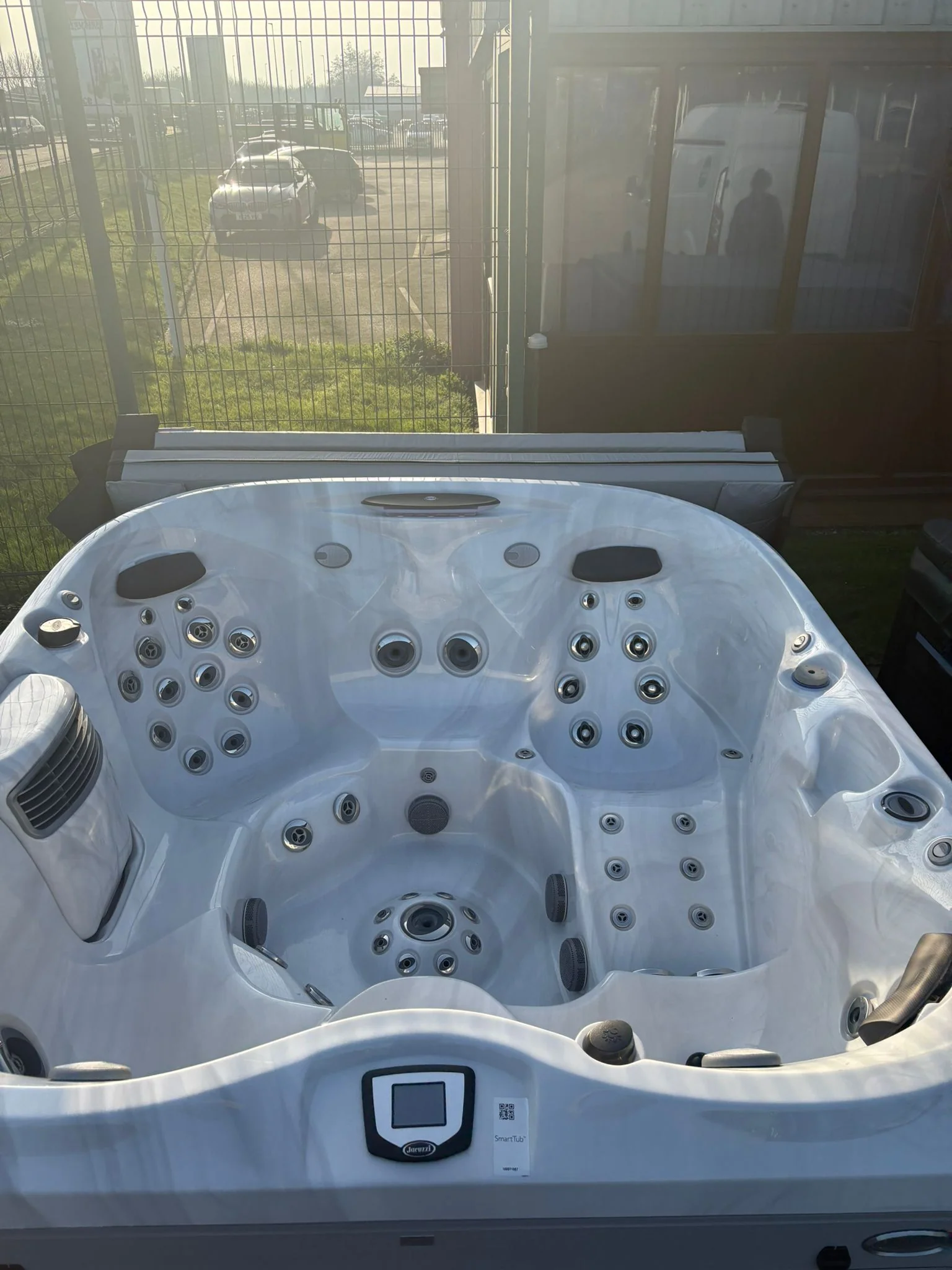 Jacuzzi® J475IP™ Hot Tub - Image 9