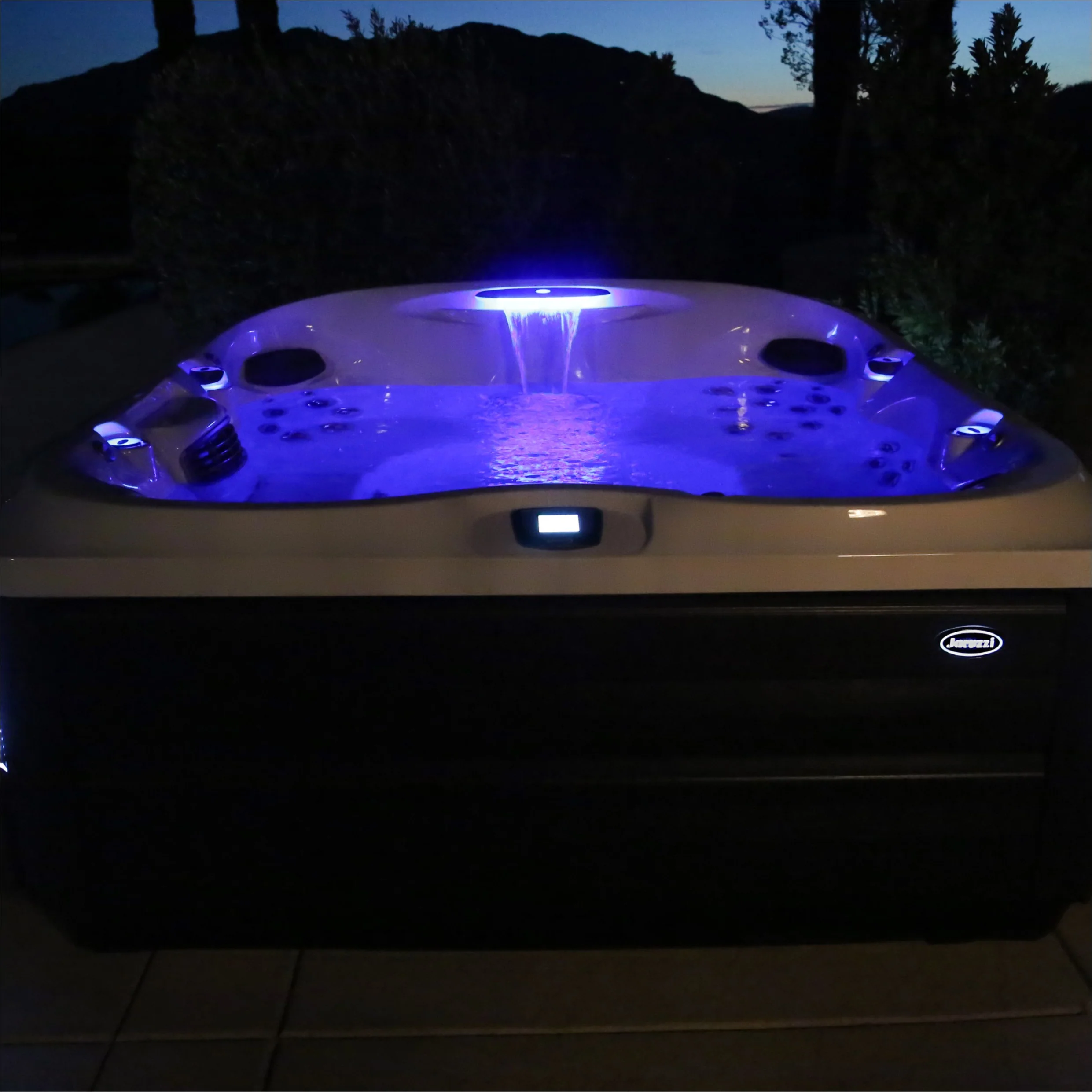 Jacuzzi® J485IP™ Hot Tub - Image 15