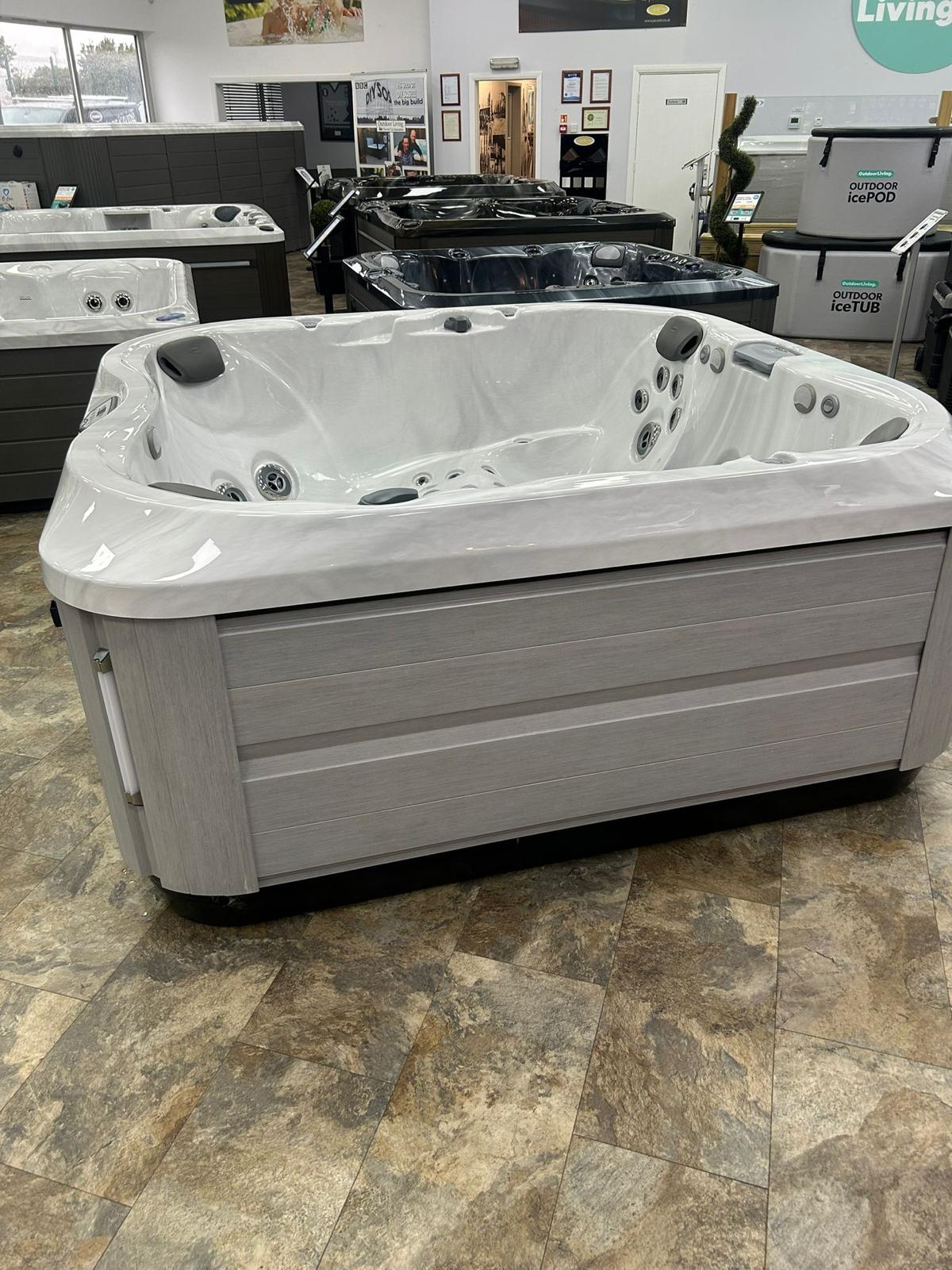 Jacuzzi® J335 Hot Tub - Image 4