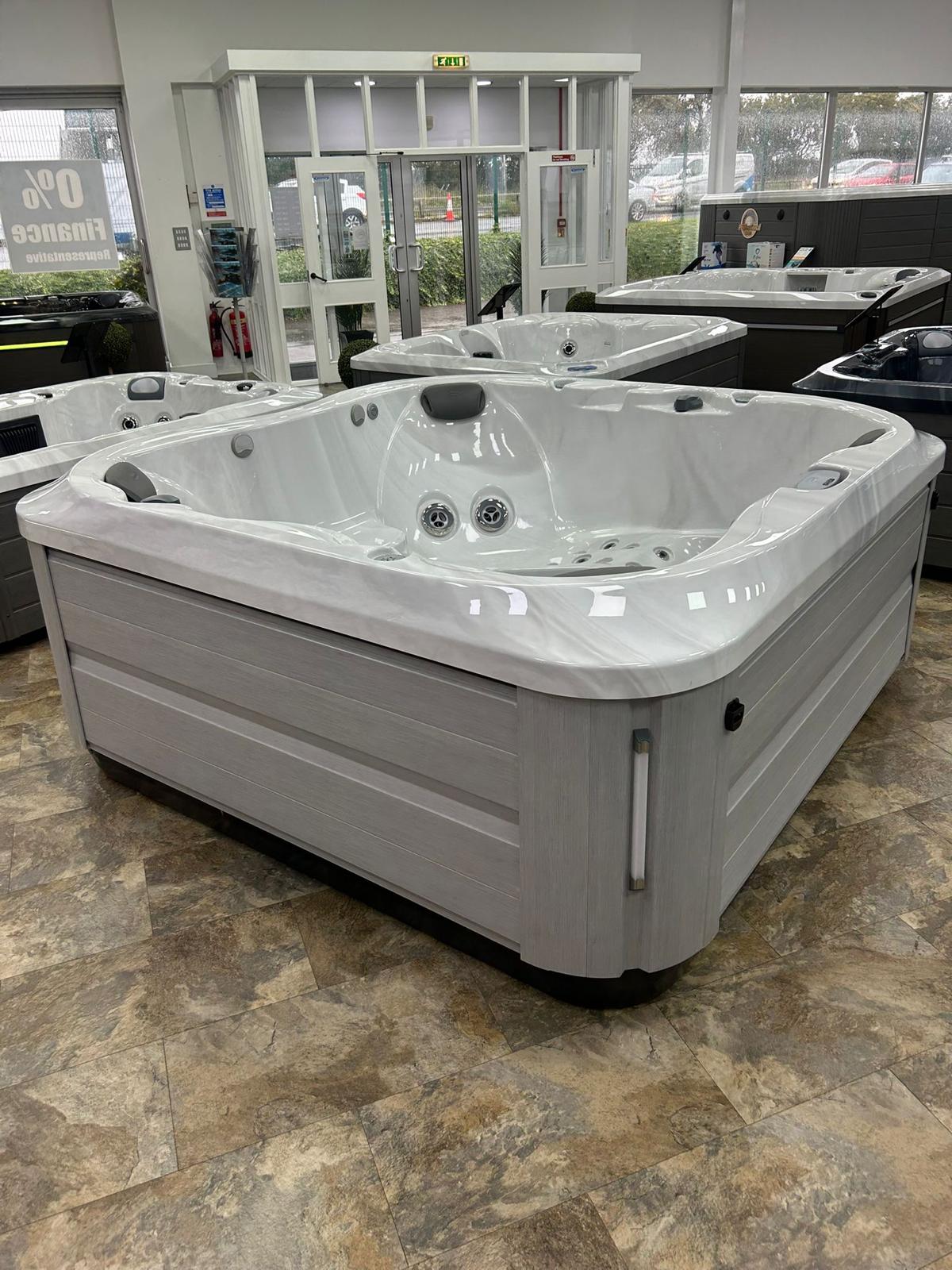 Jacuzzi® J335 Hot Tub - Image 5