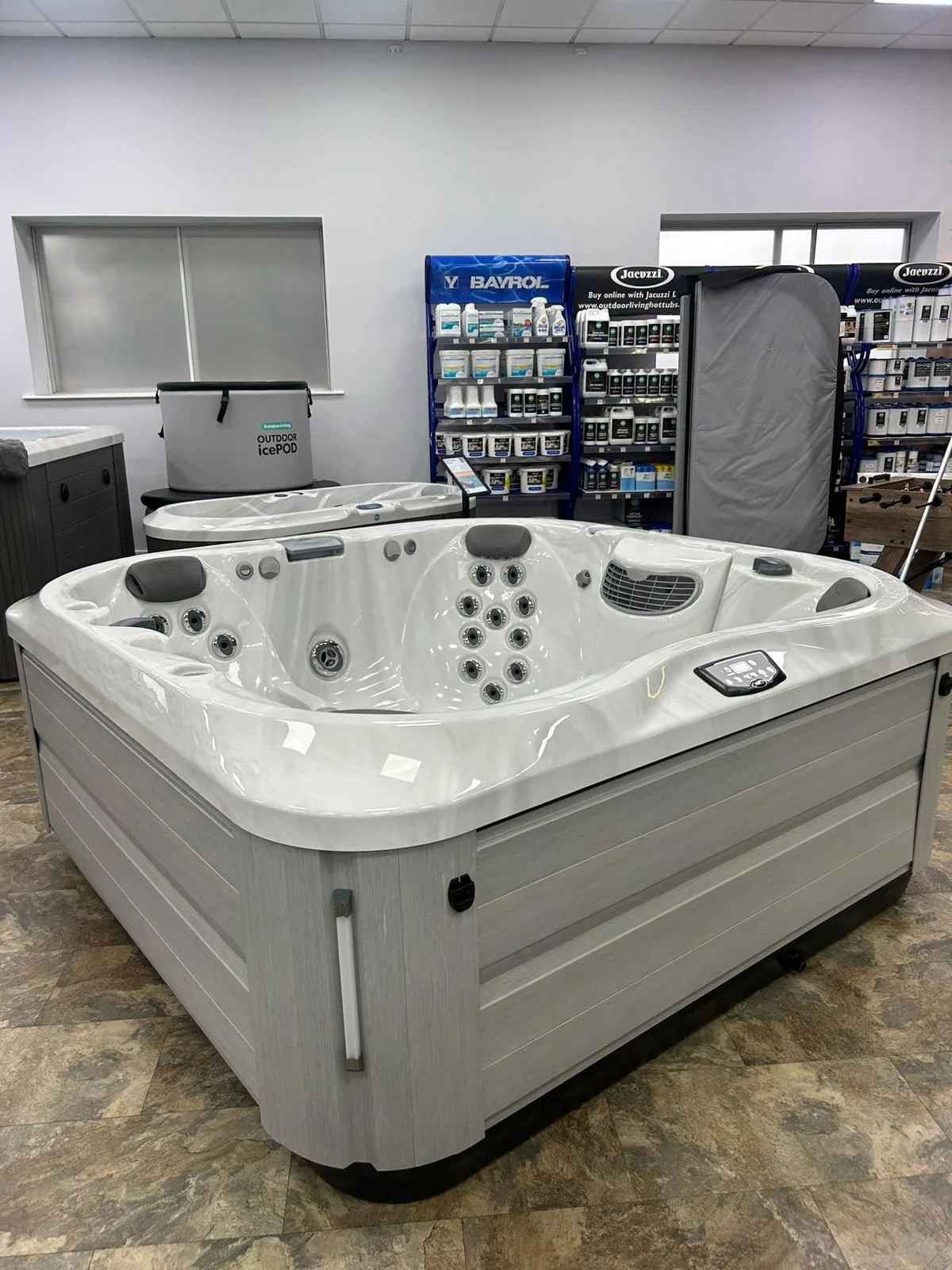 Jacuzzi® J335 Hot Tub - Image 9