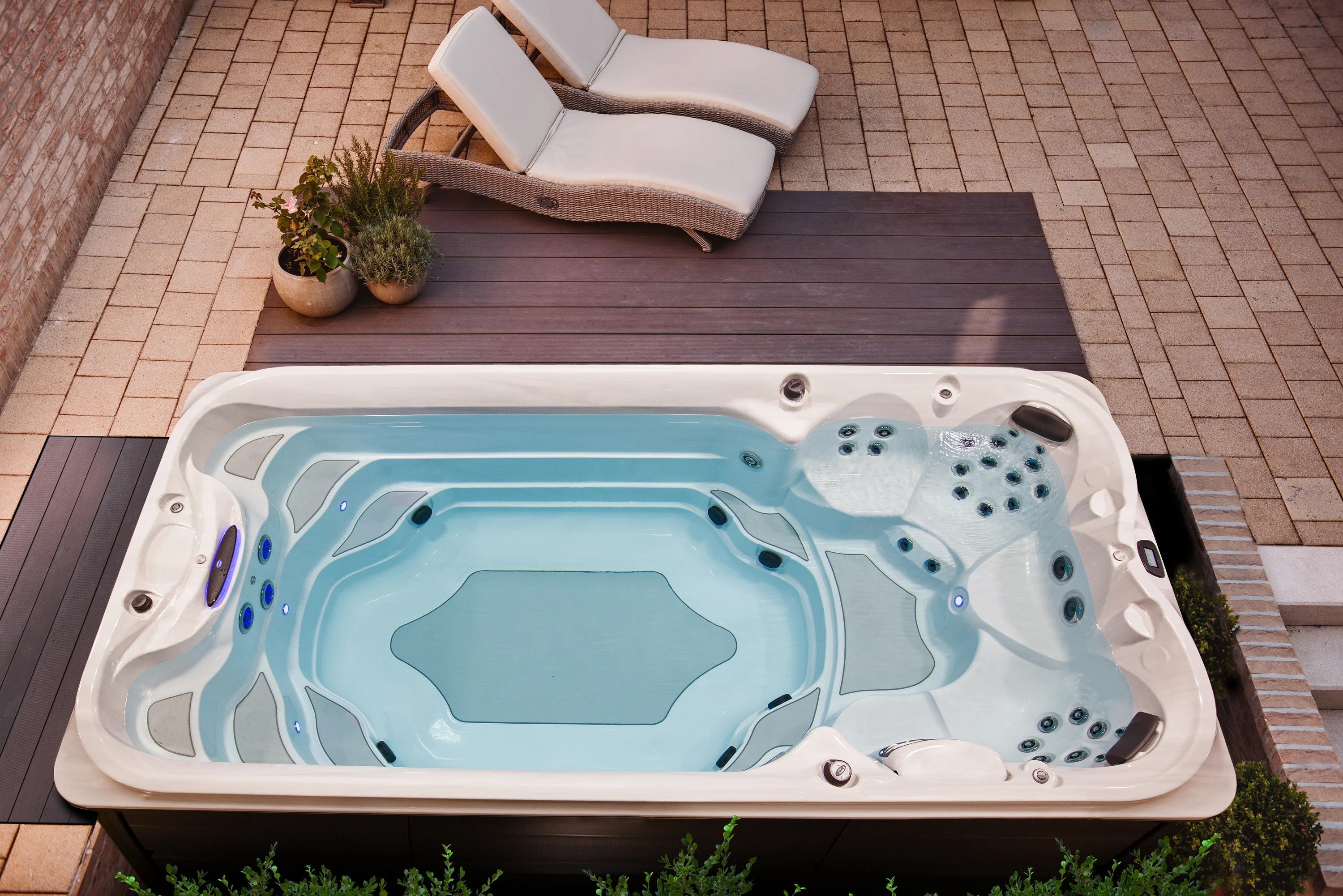Jacuzzi® PowerActive™ J-16™ Swim Spa - Image 7