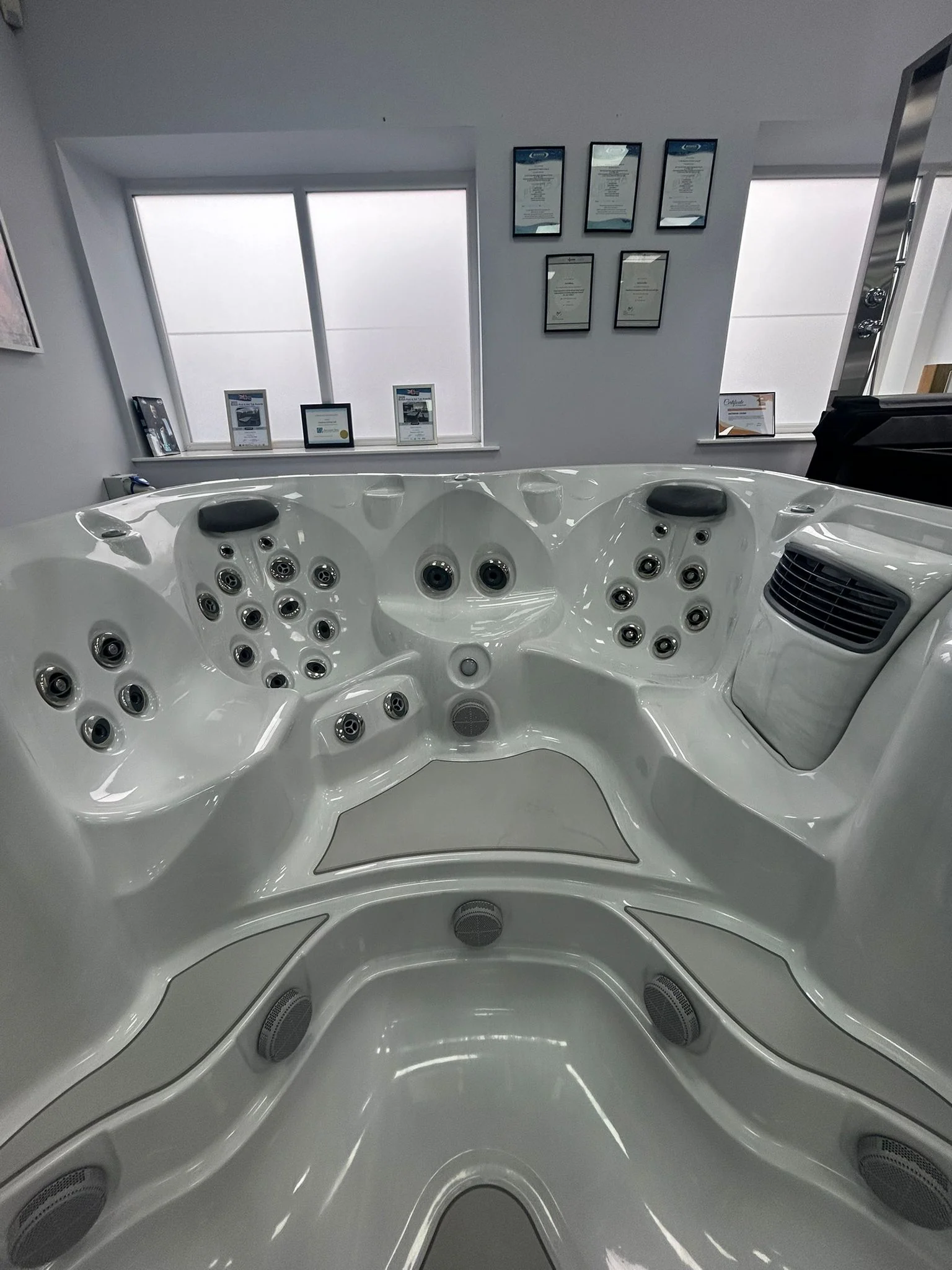 Jacuzzi® PowerPro™ J-16™ Swim Spa - Image 7
