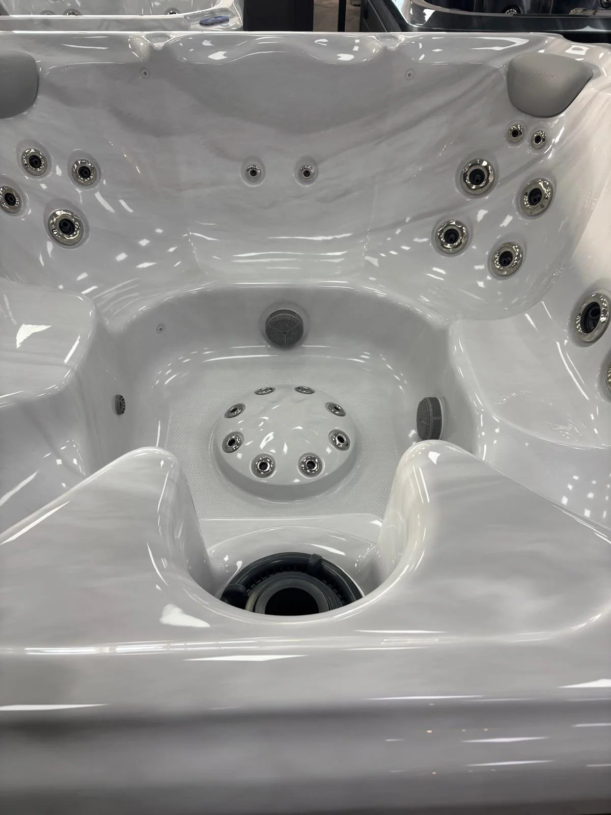 Sundance Edison Hot Tub - Image 4